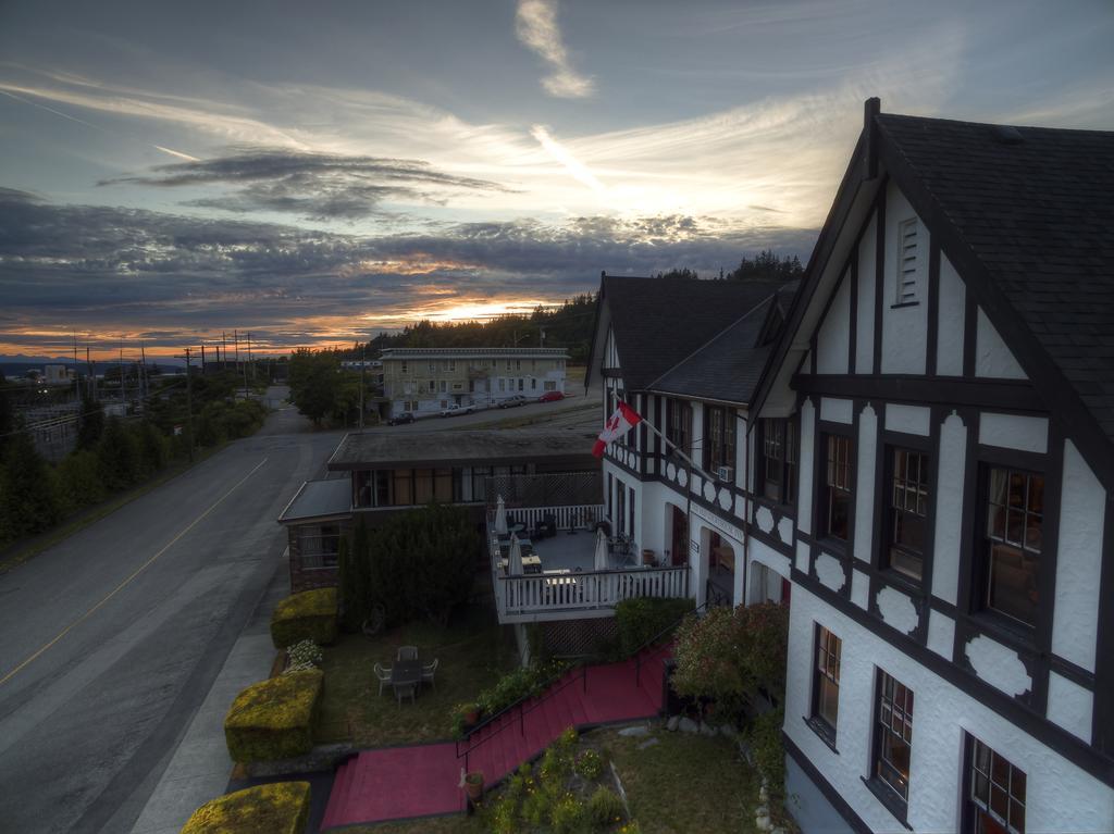 The Old Courthouse Inn Пауэлл-Ривер Экстерьер фото